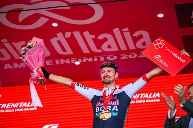 CICLISMO - Giro d Italia - Stage 18 - Morbegno-Cesano Maderno CESANO MADERNO, ITALY - MAY 29: Red Bull-Bora-Hansgrohe s Germany rider Nico Denz celebrates on the podium after winning the 108th Giro d Italia 2025, Stage 18 a 144km stage from Morbegno to Cesano Moderno 1.800m UCIWT on May 29, 2025 in Bormio, Italy. Credit: Tiziano Ballabio Cesaro Maderno Italy  Copyright: xIPAxSport ABACAx