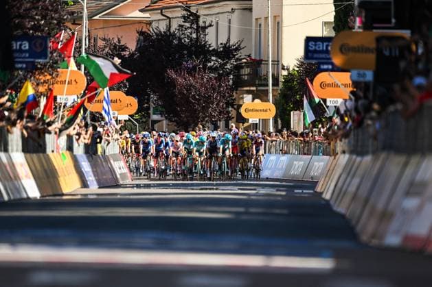 CICLISMO - Giro d Italia - Stage 18 - Morbegno-Cesano Maderno CESANO MADERNO, ITALY - MAY 29: A general view of the peloton passing at finish line during the 108th Giro d Italia 2025, Stage 18 a 144km stage from Morbegno to Cesano Moderno 1.800m UCIWT on May 29, 2025 in Bormio, Italy. Credit: Tiziano Ballabio Cesaro Maderno Italy  Copyright: xIPAxSport ABACAx