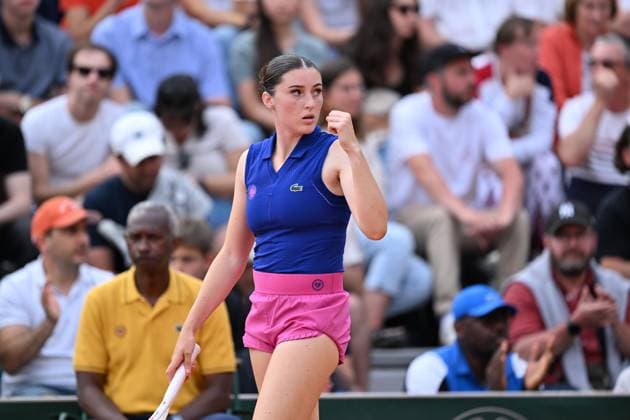 2025 Roland-Garros - Day 5 PARIS, FRANCE - MAY 29: Elsa Jacquemont of France in action against Alycia Parks of USA during the Women s Singles Second Round match on Day Five of the 2025 French Open at Roland Garros on May 29, 2025 in Paris, France. Mustafa Yalcin Anadolu Paris France. Editorial use only. Please get in touch for any other usage.  Copyright: x2025xAnadoluxMustafaxYalcinx