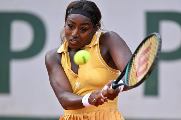 Sport Bilder des Tages 2025 Roland-Garros - Day 5 PARIS, FRANCE - MAY 29: Alycia Parks of USA in action against Elsa Jacquemont of France during the Women s Singles Second Round match on Day Five of the 2025 French Open at Roland Garros on May 29, 2025 in Paris, France. Mustafa Yalcin Anadolu Paris France. Editorial use only. Please get in touch for any other usage.  Copyright: x2025xAnadoluxMustafaxYalcinx