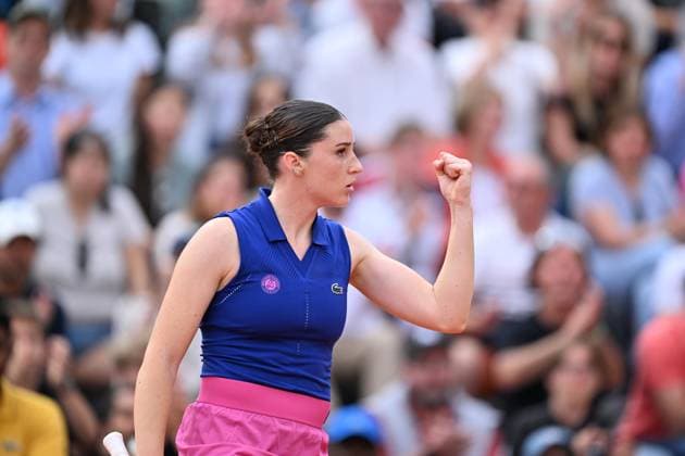 2025 Roland-Garros - Day 5 PARIS, FRANCE - MAY 29: Elsa Jacquemont of France in action against Alycia Parks of USA during the Women s Singles Second Round match on Day Five of the 2025 French Open at Roland Garros on May 29, 2025 in Paris, France. Mustafa Yalcin Anadolu Paris France. Editorial use only. Please get in touch for any other usage.  Copyright: x2025xAnadoluxMustafaxYalcinx