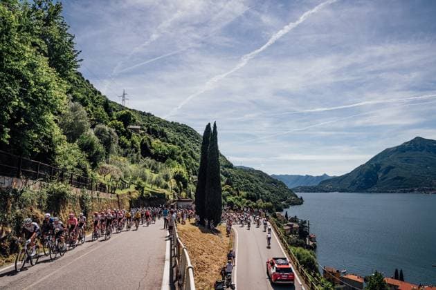 2025 Giro d Italia Stage 18 Picture by Zac Williams SWpix.com - 29 05 2025 - Cycling - 2025 Giro d Italia Stage 18, Morbegno to Cesano Maderno, Italy - The peloton. Copyright: x xSWpix.comx(t axPhotographyxHubxLtd)xZacxWilliams SWpix.comx SWP-2645