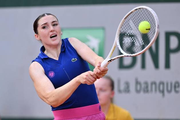 2025 Roland-Garros - Day 5 PARIS, FRANCE - MAY 29: Elsa Jacquemont of France in action against Alycia Parks of USA during the Women s Singles Second Round match on Day Five of the 2025 French Open at Roland Garros on May 29, 2025 in Paris, France. Mustafa Yalcin Anadolu Paris France. Editorial use only. Please get in touch for any other usage.  Copyright: x2025xAnadoluxMustafaxYalcinx