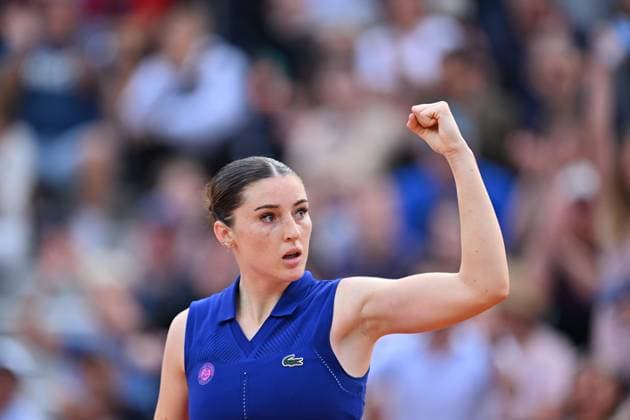 2025 Roland-Garros - Day 5 PARIS, FRANCE - MAY 29: Elsa Jacquemont of France in action against Alycia Parks of USA during the Women s Singles Second Round match on Day Five of the 2025 French Open at Roland Garros on May 29, 2025 in Paris, France. Mustafa Yalcin Anadolu Paris France. Editorial use only. Please get in touch for any other usage.  Copyright: x2025xAnadoluxMustafaxYalcinx