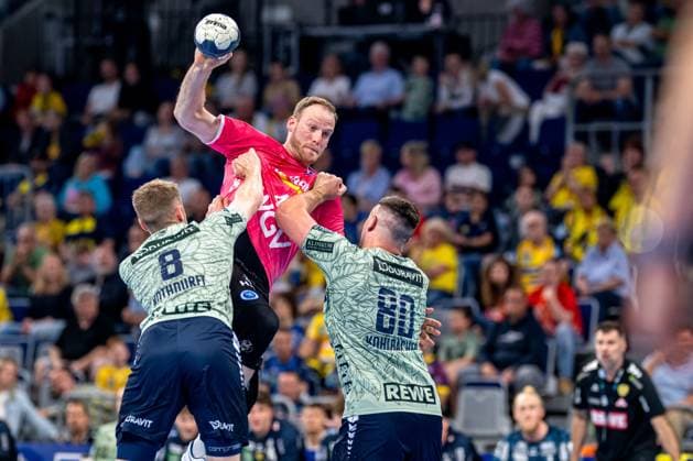 Bilder des Jahres 2025, Sport 05 Mai Sport Bilder des Tages 1. Handball-Bundesliga, Rhein-Neckar Löwen gegen TVB Stuttgart; 29.05.2025 Torben Matzken (22; TVB 1898 Stuttgart) von TVB 1898 Stuttgart prellt den Ball und wird dabei von Jannik Kohlbacher (80; Rhein Neckar Löwen) verteidigt 1. Handball-Bundesliga, DAIKIN HBL 2024 25, Rhein-Neckar Löwen (im Sondertrikot) gegen TVB Stuttgart, am 29.05.2025 in der SAP-Arena in Mannheim. *** 1 Handball Bundesliga, Rhein Neckar Löwen against TVB Stuttgart 29 05 2025 Torben Matzken 22 TVB 1898 Stuttgart of TVB 1898 Stuttgart bounces the ball and is defended by Jannik Kohlbacher 80 Rhein Neckar Löwen 1 Handball Bundesliga, DAIKIN HBL 2024 25, Rhein Neckar Löwen in special jersey against TVB Stuttgart, on 29 05 2025 at SAP Arena in Mannheim Copyright: xBEAUTIFULxSPORTS Gelhardtx