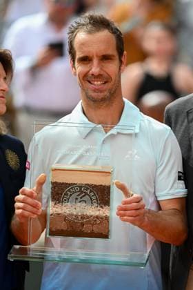 Roland Garros 2025: Tribute to French tennis player Richard Gasquet for his entire career after the tennis match against Jannik Sinner, Men s Singles, on Philippe-Chatrier court during the Grand Slam tennis tournament, on May 29, 2025, at the Roland-Garros stadium in Paris, France., France. - 29 05 2025 - France Ile-de-France (region) Paris -  JulienxMattiax xLexPictorium LePictorium_0309258