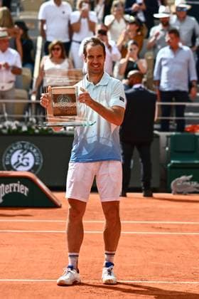 Roland Garros 2025: Tribute to French tennis player Richard Gasquet for his entire career after the tennis match against Jannik Sinner, Men s Singles, on Philippe-Chatrier court during the Grand Slam tennis tournament, on May 29, 2025, at the Roland-Garros stadium in Paris, France., France. - 29 05 2025 - France Ile-de-France (region) Paris -  JulienxMattiax xLexPictorium LePictorium_0309264
