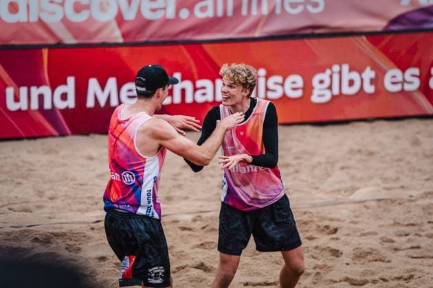 Beach volleyball men Allianz German Beach Tour 2025 Tourstop Hamburg 29 05 2025 v l Tristan Fröbel and Tamo Wüst cheer Hamburg Active City Arena Heiligengeistf Hamburg Germany