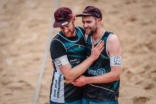 Beach volleyball men Allianz German Beach Tour 2025 Tourstop Hamburg 29 05 2025 v l Yannick Harms and Manuel Harms look forward to Hamburg Active City Arena Heiligengeistf Hamburg Germany