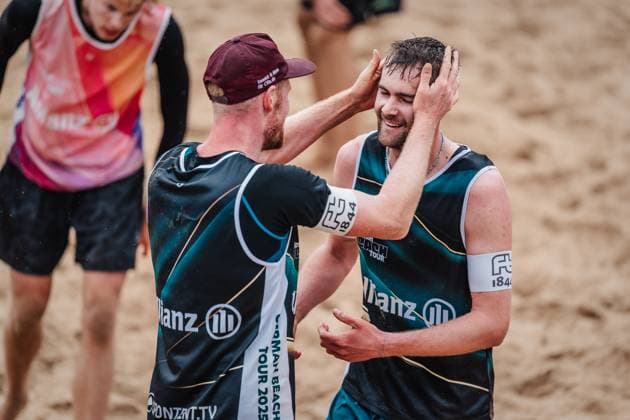 Beach volleyball men Allianz German Beach Tour 2025 Tourstop Hamburg 29 05 2025 v l Yannick Harms and Manuel Harms are happy after the victory Hamburg Active City Arena Heiligengeistf Hamburg Germany
