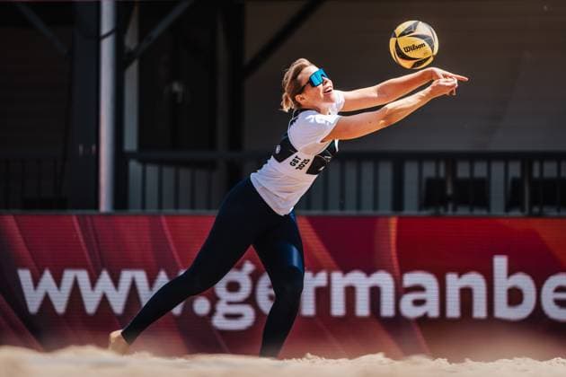 Beach Volleyball Women Allianz German Beach Tour 2025 Tourstop Hamburg 29 05 2025 Nina Interwies plays the ball Hamburg Active City Arena Heiligengeistf Hamburg Germany