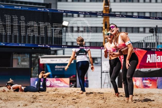 Beach Volleyball Women Allianz German Beach Tour 2025 Tourstop Hamburg 29 05 2025 v l Clara Dressen and Mila Jancar cheer Hamburg Active City Arena Heiligengeistf Hamburg Germany