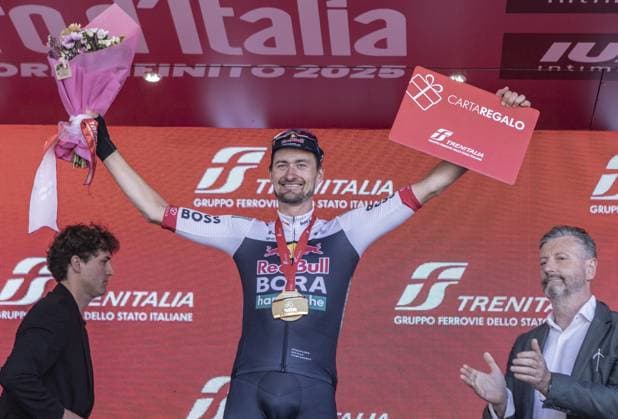 Giro d Italia in Cesano Maderno CESANO MADERNO, ITALY- MAY 29: German cyclist Nico Denz is awarded on the podium after winning the 18th stage of the Giro d Italia in Cesano Maderno, Italy on May 29, 2025. The Giro d Italia is the most important cycling competition in Italy since 1909. Andrea Carrubba Anadolu Cesano Maderno Italy. Editorial use only. Please get in touch for any other usage.  Copyright: x2025xAnadoluxAndreaxCarrubbax