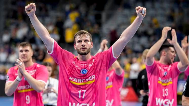 Sport Themen der Woche KW22 Sport Bilder des Tages v.li.: Gianfranco Pribetic (TVB, 9), Samuel Röthlisberger (TVB, 17),, Jorge Serrano Villalobos (TVB, 5), Achilleas Toskas (TVB, 13), Spieler vom TVB 1898 Stuttgart, Jubel nach dem Schlusspfiff, Freude über den Sieg, Sieger, Gewinner, jubelt, jubeln, fröhlich, positiv, freut sich, freuen, optimistisch, Highlight, Action, Aktion, 29.05.2025, Mannheim (Deutschland), Handball, Bundesliga, Rhein-Neckar Löwen - TVB Stuttgart *** from left Gianfranco Pribetic TVB, 9 , Samuel Röthlisberger TVB, 17 ,, Jorge Serrano Villalobos TVB, 5 , Achilleas Toskas TVB, 13 , players of TVB 1898 Stuttgart, cheering after the final whistle, joy about the victory, winner, winner, cheers, cheering, cheerful, positive, happy, rejoicing, optimistic, highlight, action, 29 05 2025, Mannheim Germany , Handball, Bundesliga, Rhein Neckar Löwen TVB Stuttgart xozx