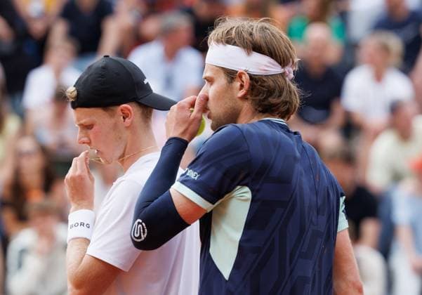 Dutch Jesper De Jong and Belgian Zizou Bergs pictured during a doubles tennis match between Belgian-Dutch Pair Bergs-De Jong and Portuguese-French pair Borges-Rinderknech, in the first round of the men s doubles at the Roland Garros Grand Slam tennis tournament, Thursday 29 May 2025 in Paris, France. The 2025 edition of Roland Garros takes place from May 24th to June 8th 2025. BENOITxDOPPAGNE  x125625689x