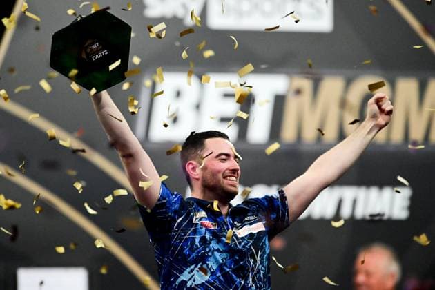 Sport Themen der Woche KW22 Bilder des Jahres 2025, Sport 05 Mai Sport Bilder des Tages Darts BetMGM Premier League Luke Humphries holds his trophy in a shower of golden tinsel during the BetMGM Premier League darts at the O2 Arena, London, United Kingdom on 29 May 2025. London O2 Arena London United Kingdom Editorial use only , Copyright: xDennisxGoodwinx PSI-22159-0088