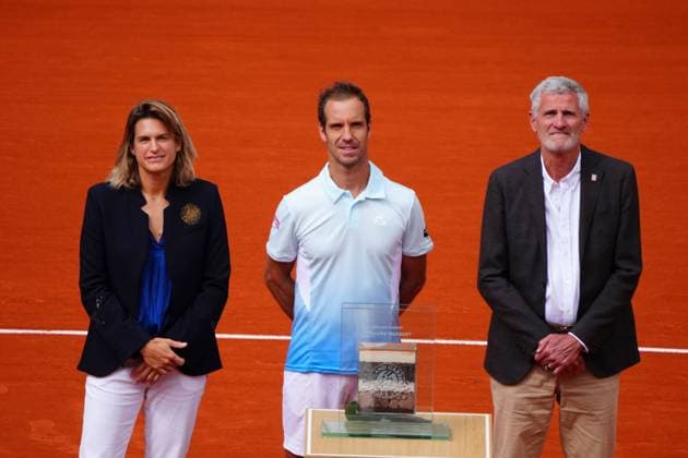 Richard Gasquet being honoured after his final Roland Garros match with Amelie Mauresmo and Gilles Moretton French Open Tennis, Day Five, Tennis, Roland Garros, Paris, France - 29 May 2025 EDITORIAL USE ONLY No use with unauthorised audio, video, data, fixture lists, club league logos or live services. Online in-match use limited to 120 images, no video emulation. No use in betting, games or single club league player publications. Copyright: xJavierxGarcia Shutterstockx 15328390hc