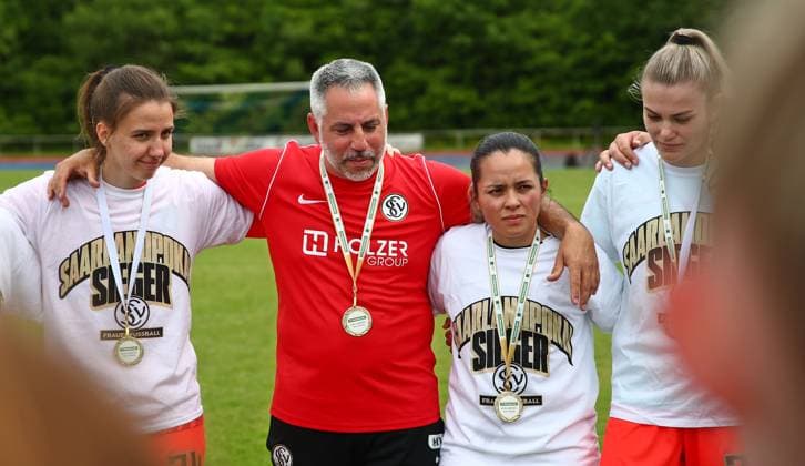 29 05 2025, xmohx, Soccer Wasgau Saarlandpokal Final Women 2025, 1 FC Saarbrücken SV 07 Elversberg v l Coach Kai Klankert Elversberg at the team speech after the cup victory DFL DFB REGULATIONS PROHIBIT ANY USE OF PHOTOGRAPHS as IMAGE SEQUENCES and or QUASI VIDEO Sankt Wendel