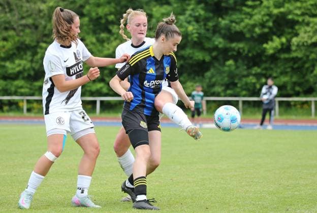 29 05 2025, xmohx, Soccer Wasgau Saarlandpokal Final Women 2025, 1 FC Saarbrücken SV 07 Elversberg f l Emily Klein and Lea Marie Grünnagel Elversberg , Emma Wagner Saarbrücken DFL DFB REGULATIONS PROHIBIT ANY USE OF PHOTOGRAPHS as IMAGE SEQUENCES and or QUASI VIDEO Sankt Wendel