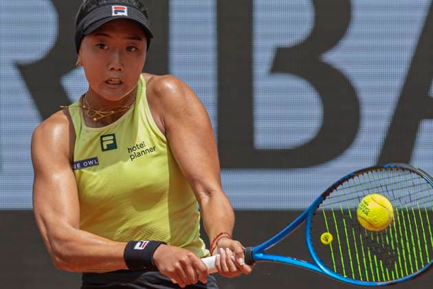 2025 French Open - Day Five Ann Li returns the ball against Jessica Pegula at the Roland Garros Grand Slam Tournament in Paris, France, on May 29, 2025. Paris France  Copyright: xRobertxSzaniszlox originalFilename:szaniszlo-notitle250529_np8lg.jpg
