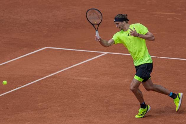 2025 French Open - Day Five Alexander Zverev returns the ball against Jesper De Jong at the Roland Garros Grand Slam Tournament in Paris, France, on May 29, 2025. Paris France  Copyright: xRobertxSzaniszlox originalFilename:szaniszlo-notitle250529_npbdL.jpg