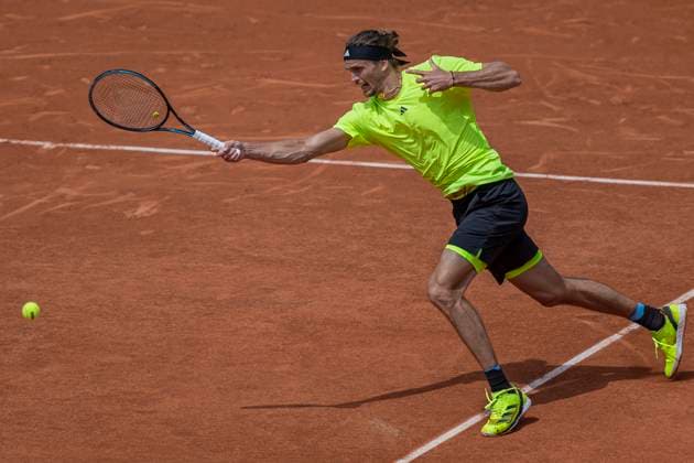 2025 French Open - Day Five Alexander Zverev returns the ball against Jesper De Jong at the Roland Garros Grand Slam Tournament in Paris, France, on May 29, 2025. Paris France  Copyright: xRobertxSzaniszlox originalFilename:szaniszlo-notitle250529_npifX.jpg