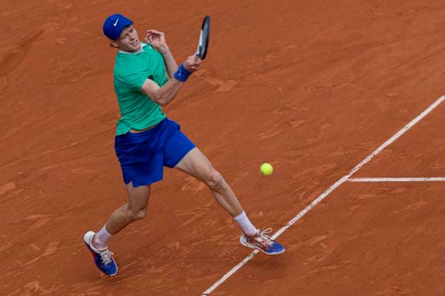 2025 French Open - Day Five Jannik Sinner returns the ball against Richard Gasquet at the Roland Garros Grand Slam Tournament in Paris, France, on May 29, 2025. Paris France  Copyright: xRobertxSzaniszlox originalFilename:szaniszlo-notitle250529_npq02.jpg