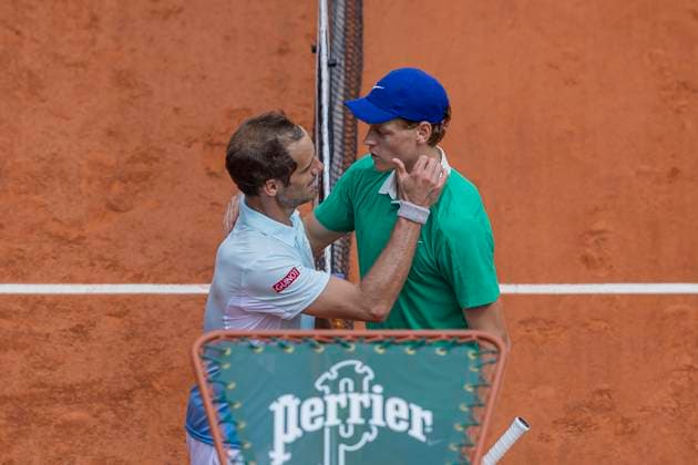 2025 French Open - Day Five Richard Gasquet congratulates Jannik Sinner after the match at the Roland Garros Grand Slam Tournament in Paris, France, on May 29, 2025. Paris France  Copyright: xRobertxSzaniszlox originalFilename:szaniszlo-notitle250529_nppjf.jpg