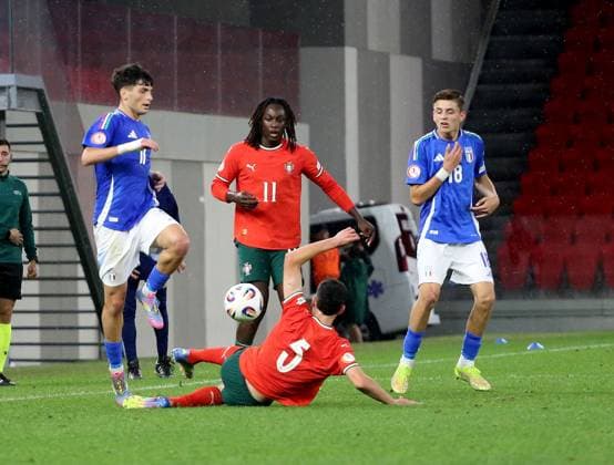 Italy vs Portugal during the UEFA European Under-17 Championship 2024 25 semi-final, in Tirane, Albania on May 29, 2025. Andrea Luongo of Italy and Stevan Manuel of Portugal fights for the ball during the UEFA European Under-17 Championship 2024 25 semifinal football match Italy vs Portugal at the Arena Kombetare stadium in Tirana, Albania, on May 26, 2025. TIRANE ALBANIA Copyright: xMALTONxDIBRAx