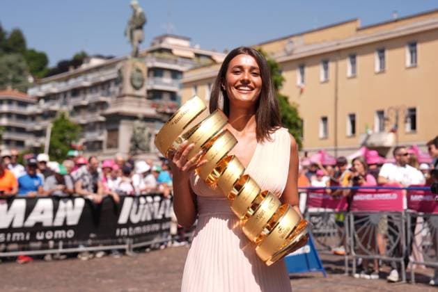 Miss with Trophy during the stage 19 of the Giro d™Italia from Biella to Champoluc, Italy - Friday, May 30, 2025. - cycling.  Copyright: xMassimoxPaolone LaPressex