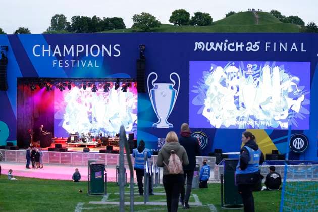 Champions Festival - UEFA Champions League Final 2025 in Munich - 29 May 2025 Football fans at the concert Stage during the Champions Festival Village ahead of the UEFA Champions League Final 2025 between Paris Saint-Germain and FC Internazionale Milano. Munich Germany Copyright: xMohammadxJavadxAbjoushakx xSOPAxImagesx _MG_6279
