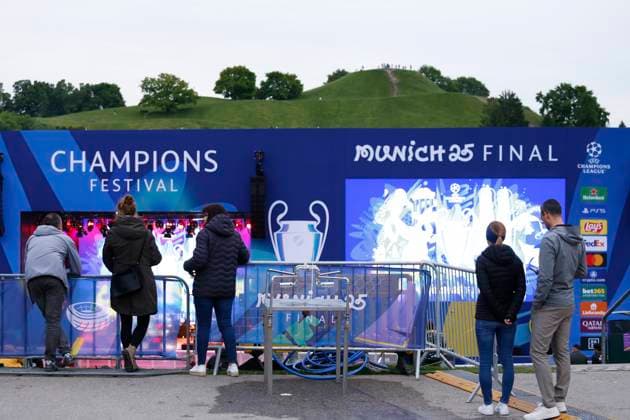 Champions Festival - UEFA Champions League Final 2025 in Munich - 29 May 2025 Football fans at the concert Stage during the Champions Festival Village ahead of the UEFA Champions League Final 2025 between Paris Saint-Germain and FC Internazionale Milano. Munich Germany Copyright: xMohammadxJavadxAbjoushakx xSOPAxImagesx _MG_6283