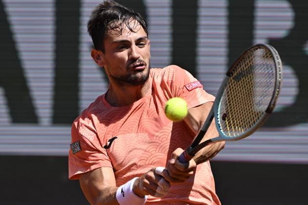 2025 Roland-Garros - Day 6 PARIS, FRANCE - MAY 30: Mariano Navone of Argentina in action against Lorenzo Musetti (not seen) of Italy during their men s singles match on day 6 of the French Open tennis tournament on Court Suzanne-Lenglen in Paris, France on May 30, 2025. Burak Akbulut Anadolu Paris France. Editorial use only. Please get in touch for any other usage.  Copyright: x2025xAnadoluxBurakxAkbulutx