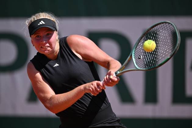 2025 Roland-Garros - Day 6 PARIS, FRANCE - MAY 30: US Amanda Anisimova (not seen) in action against Denmark s Clara Tauson during their women s singles match on day 6 of the French Open tennis tournament at the Roland-Garros Complex in Paris, France on May 30, 2025 Mustafa Yalcin Anadolu Paris France. Editorial use only. Please get in touch for any other usage.  Copyright: x2025xAnadoluxMustafaxYalcinx