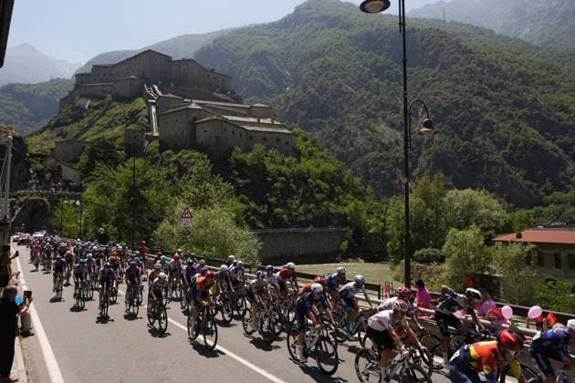 The pack rides during the stage 19 of the Giro d™Italia from Biella to Champoluc, Italy - Friday, May 30, 2025. - cycling.  Copyright: xFabioxFerrari LaPressex