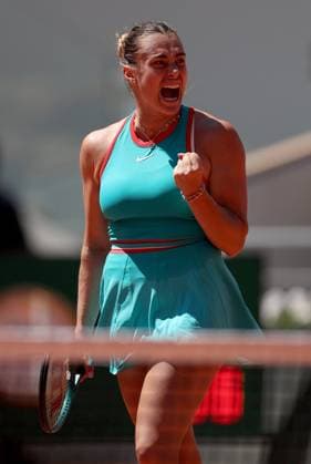 Sport Bilder des Tages Aryna Sabalenka of Belarus celebrates French Open Tennis, Day Six, Tennis, Roland Garros, Paris, France - 30 May 2025 EDITORIAL USE ONLY No use with unauthorised audio, video, data, fixture lists, club league logos or live services. Online in-match use limited to 120 images, no video emulation. No use in betting, games or single club league player publications. Copyright: xEllaxLing Shutterstockx 15330909k