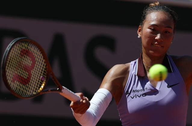 (250530) -- PARIS, May 30, 2025 -- Zheng Qinwen returns a shot during the women s singles 3rd round match between Zheng Qinwen of China and Victoria Mboko of Canada at the French Open tennis tournament at Roland Garros, Paris, France, May 30, 2025. ) (SP)FRANCE-PARIS-TENNIS-FRENCH OPEN-WOMEN S SINGLES GaoxJing 