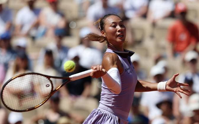 (250530) -- PARIS, May 30, 2025 -- Zheng Qinwen returns a shot during the women s singles 3rd round match between Zheng Qinwen of China and Victoria Mboko of Canada at the French Open tennis tournament at Roland Garros, Paris, France, May 30, 2025. ) (SP)FRANCE-PARIS-TENNIS-FRENCH OPEN-WOMEN S SINGLES GaoxJing 