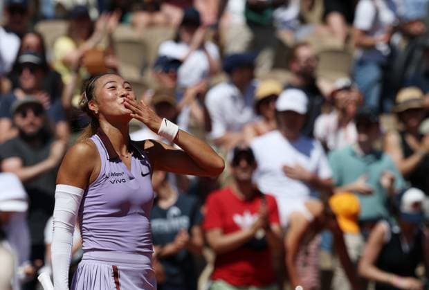 (250530) -- PARIS, May 30, 2025 -- Zheng Qinwen celebrates after the women s singles 3rd round match between Zheng Qinwen of China and Victoria Mboko of Canada at the French Open tennis tournament at Roland Garros, Paris, France, May 30, 2025. ) (SP)FRANCE-PARIS-TENNIS-FRENCH OPEN-WOMEN S SINGLES GaoxJing 