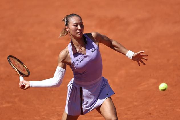 (250530) -- PARIS, May 30, 2025 -- Zheng Qinwen returns a shot during the women s singles 3rd round match between Zheng Qinwen of China and Victoria Mboko of Canada at the French Open tennis tournament at Roland Garros, Paris, France, May 30, 2025. ) (SP)FRANCE-PARIS-TENNIS-FRENCH OPEN-WOMEN S SINGLES LixJing 