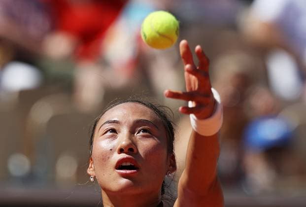 (250530) -- PARIS, May 30, 2025 -- Zheng Qinwen serves during the women s singles 3rd round match between Zheng Qinwen of China and Victoria Mboko of Canada at the French Open tennis tournament at Roland Garros, Paris, France, May 30, 2025. ) (SP)FRANCE-PARIS-TENNIS-FRENCH OPEN-WOMEN S SINGLES GaoxJing 