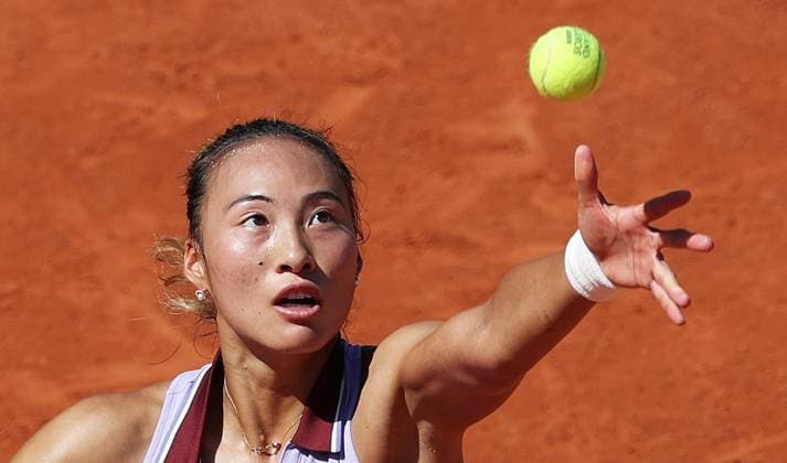 (250530) -- PARIS, May 30, 2025 -- Zheng Qinwen serves during the women s singles 3rd round match between Zheng Qinwen of China and Victoria Mboko of Canada at the French Open tennis tournament at Roland Garros, Paris, France, May 30, 2025. ) (SP)FRANCE-PARIS-TENNIS-FRENCH OPEN-WOMEN S SINGLES GaoxJing 