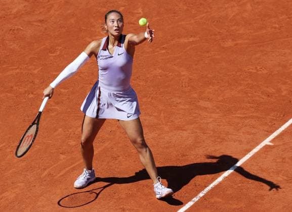 (250530) -- PARIS, May 30, 2025 -- Zheng Qinwen serves during the women s singles 3rd round match between Zheng Qinwen of China and Victoria Mboko of Canada at the French Open tennis tournament at Roland Garros, Paris, France, May 30, 2025. ) (SP)FRANCE-PARIS-TENNIS-FRENCH OPEN-WOMEN S SINGLES GaoxJing 