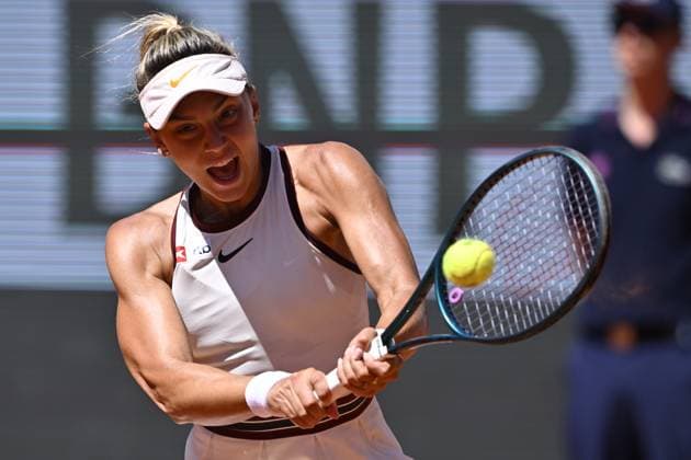 2025 Roland-Garros - Day 6 PARIS, FRANCE - MAY 30: Jaqueline Cristian of Romania plays a forehand against Iga Swiatek of Poland during the Women s Singles Third Round match on Day Six of the 2025 French Open at Roland Garros on May 30, 2025 in Paris, France. Burak Akbulut Anadolu Paris France. Editorial use only. Please get in touch for any other usage.  Copyright: x2025xAnadoluxBurakxAkbulutx