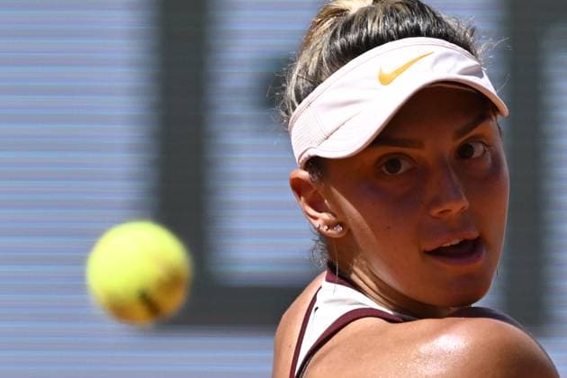 Sport Themen der Woche KW22 Sport Bilder des Tages 2025 Roland-Garros - Day 6 PARIS, FRANCE - MAY 30: Jaqueline Cristian of Romania plays a forehand against Iga Swiatek of Poland during the Women s Singles Third Round match on Day Six of the 2025 French Open at Roland Garros on May 30, 2025 in Paris, France. Burak Akbulut Anadolu Paris France. Editorial use only. Please get in touch for any other usage.  Copyright: x2025xAnadoluxBurakxAkbulutx