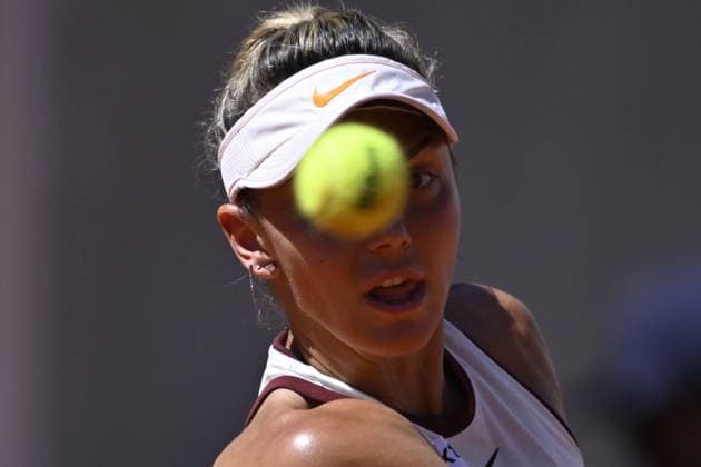 2025 Roland-Garros - Day 6 PARIS, FRANCE - MAY 30: Jaqueline Cristian of Romania plays a forehand against Iga Swiatek of Poland during the Women s Singles Third Round match on Day Six of the 2025 French Open at Roland Garros on May 30, 2025 in Paris, France. Burak Akbulut Anadolu Paris France. Editorial use only. Please get in touch for any other usage.  Copyright: x2025xAnadoluxBurakxAkbulutx
