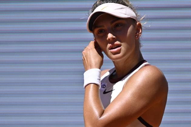 2025 Roland-Garros - Day 6 PARIS, FRANCE - MAY 30: Jaqueline Cristian of Romania plays a forehand against Iga Swiatek of Poland during the Women s Singles Third Round match on Day Six of the 2025 French Open at Roland Garros on May 30, 2025 in Paris, France. Burak Akbulut Anadolu Paris France. Editorial use only. Please get in touch for any other usage.  Copyright: x2025xAnadoluxBurakxAkbulutx