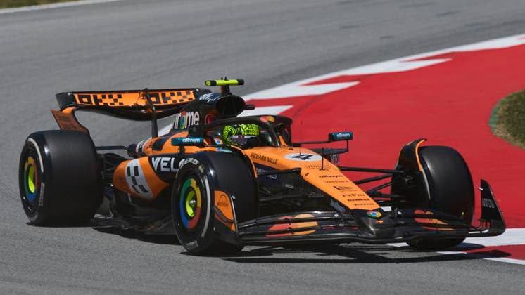 F1 Grand Prix of Spain - Practice Lando Norris of Great Britain driving the (4) McLaren Formula 1 Team MCL39 Mercedes on track arrives in the Paddock during practice ahead of the F1 Grand Prix of Spain at Circuit de Barcelona-Catalunya on May 30, 2025, in Barcelona, Spain. Barcelona Circuit de Barcelona-Catalunya Catalunya Spain RL_F1GPESP2025_000135 Copyright: xRicardoxLarreinax