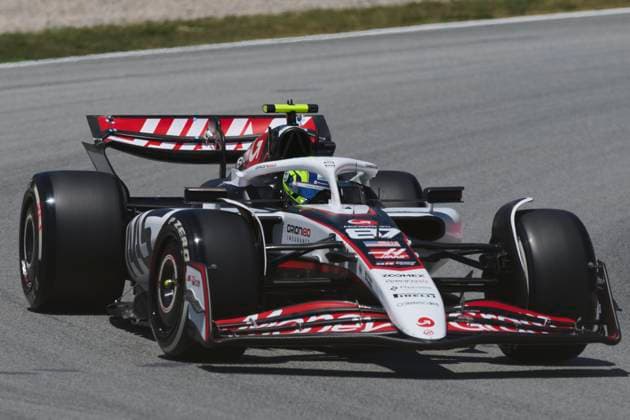 F1 Grand Prix of Spain - Practice Oliver Bearman of Great Britain driving the (87) MoneyGram Haas F1 Team VF-25 Ferrari on track arrives in the Paddock during practice ahead of the F1 Grand Prix of Spain at Circuit de Barcelona-Catalunya on May 30, 2025, in Barcelona, Spain. Barcelona Circuit de Barcelona-Catalunya Catalunya Spain RL_F1GPESP2025_000157 Copyright: xRicardoxLarreinax
