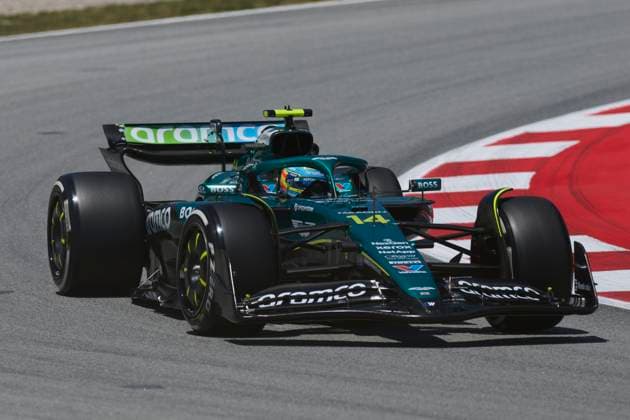 F1 Grand Prix of Spain - Practice Fernando Alonso of Spain driving the (14) Aston Martin Aramco F1 Team AMR25 Mercedes on track arrives in the Paddock during practice ahead of the F1 Grand Prix of Spain at Circuit de Barcelona-Catalunya on May 30, 2025, in Barcelona, Spain. Barcelona Circuit de Barcelona-Catalunya Catalunya Spain RL_F1GPESP2025_000140 Copyright: xRicardoxLarreinax